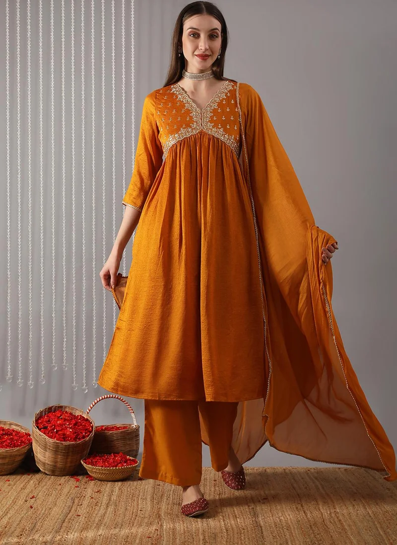 جلو باص طقم كرتا أناركالي نسائي جلوبس لون الخردل بياقة على شكل حرف  مطرز بكسرات مع بنطلون ودوباتا غوتا باتي للمناسبات